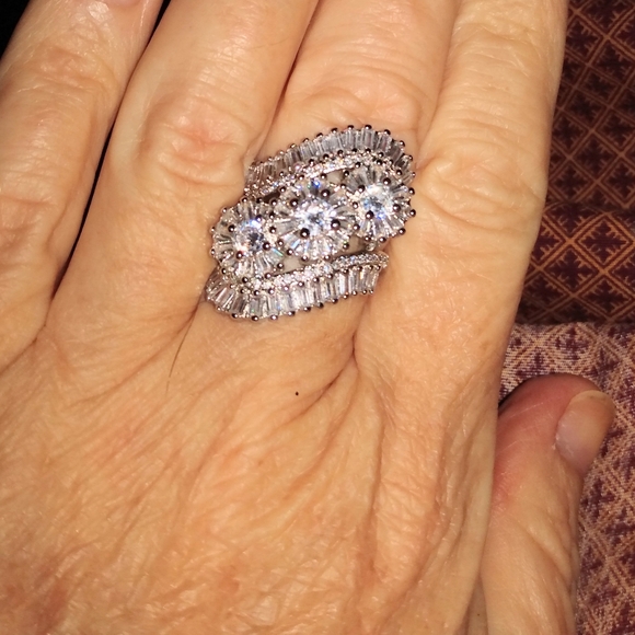 ***SPECTACULAR WHITE SAPPHIRE RING (8)*** - Picture 2 of 4